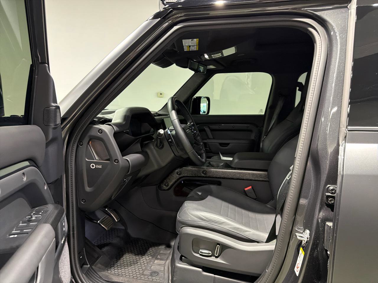 Used 2025 Land Rover Defender 110 image 17