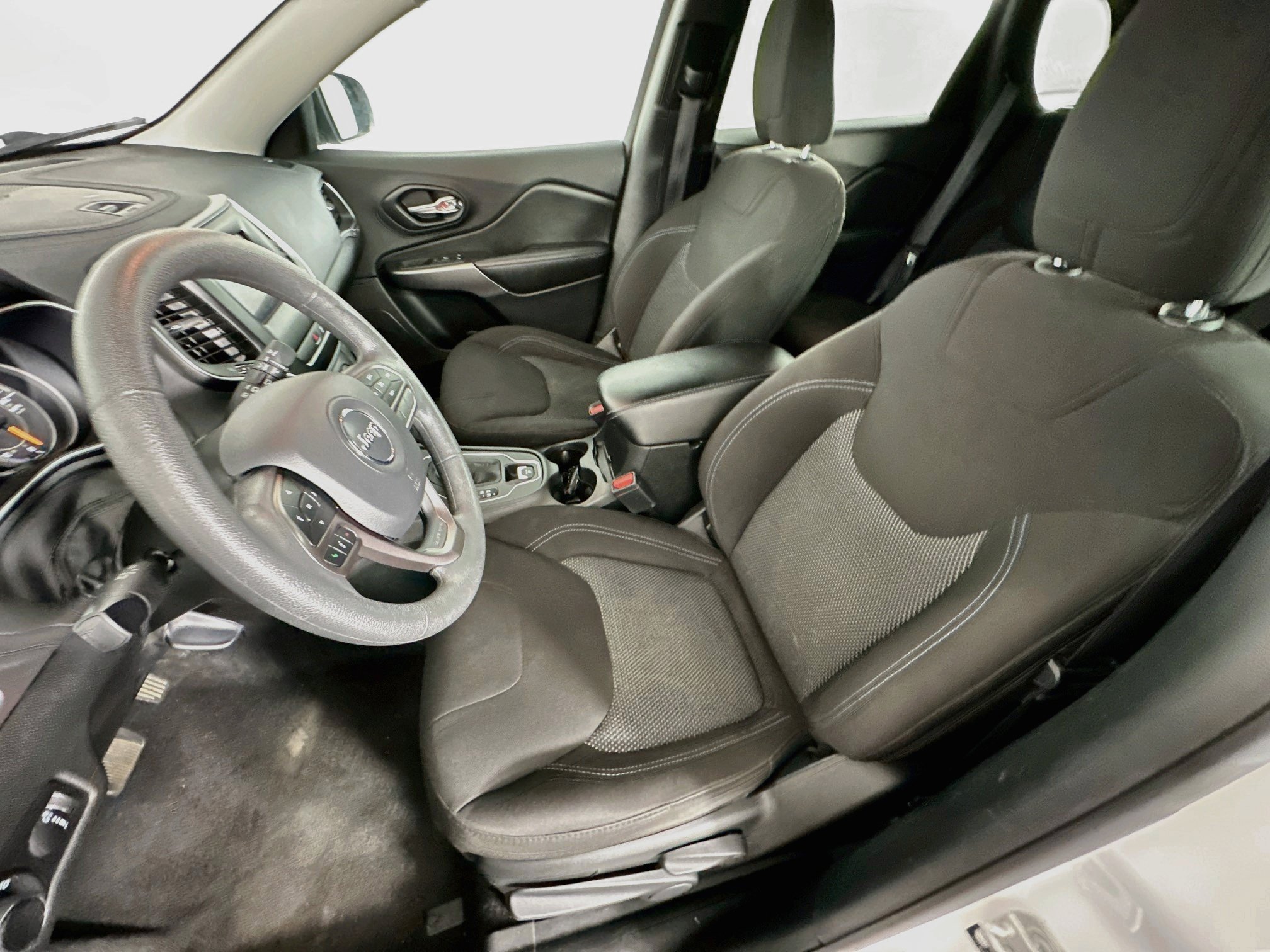 Used 2021 Jeep Cherokee Latitude w/ Mopar Interior Package FWD image 13