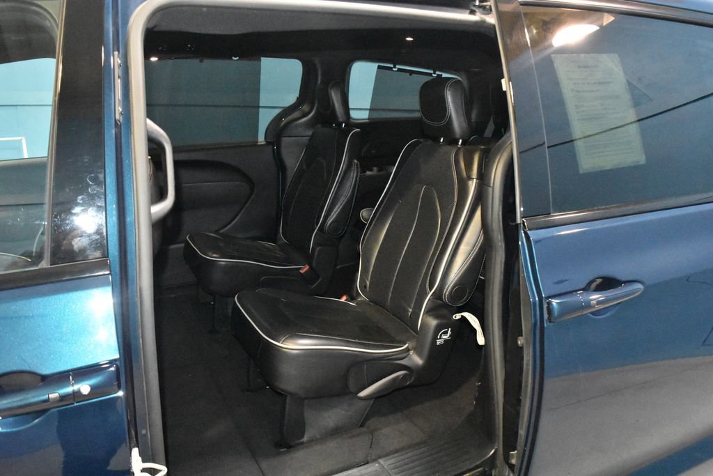 Used 2025 Chrysler Pacifica Limited image 20