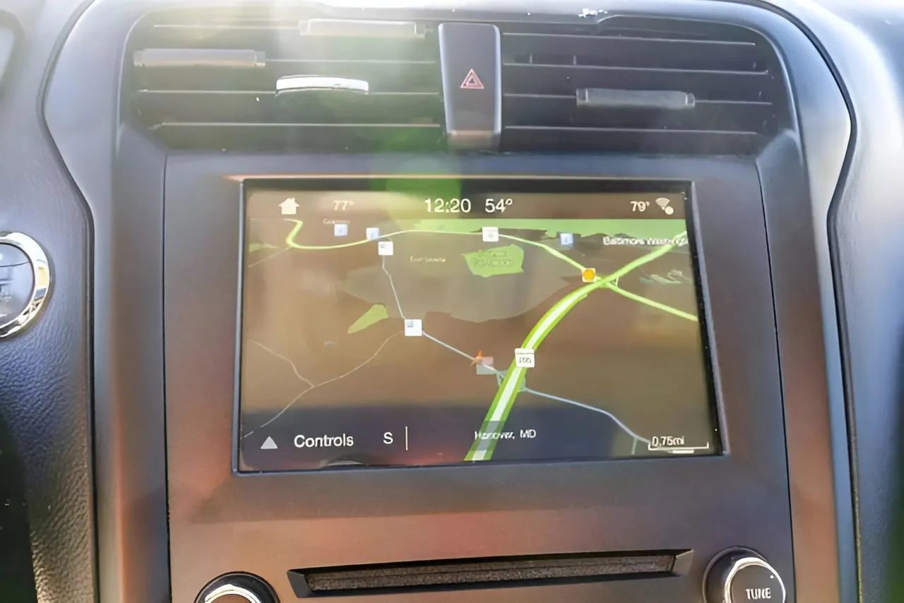Used 2018 Ford Fusion SE w/ Equipment Group 201A FWD image 15