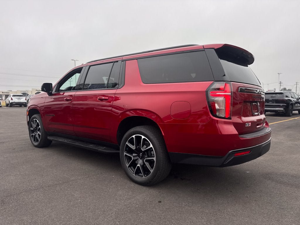 Used 2024 Chevrolet Suburban RST w/ Luxury Package AWD/4WD image 4