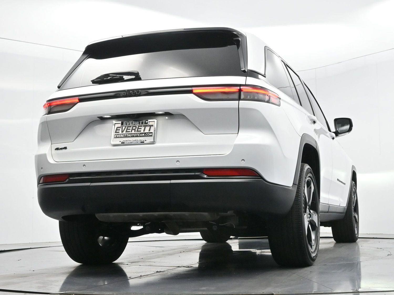 Used 2023 Jeep Grand Cherokee Altitude AWD/4WD image 44