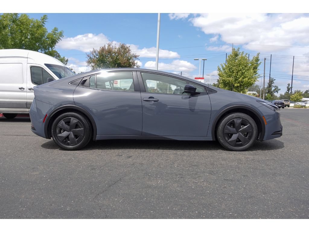 Used 2025 Toyota Prius LE FWD video 2