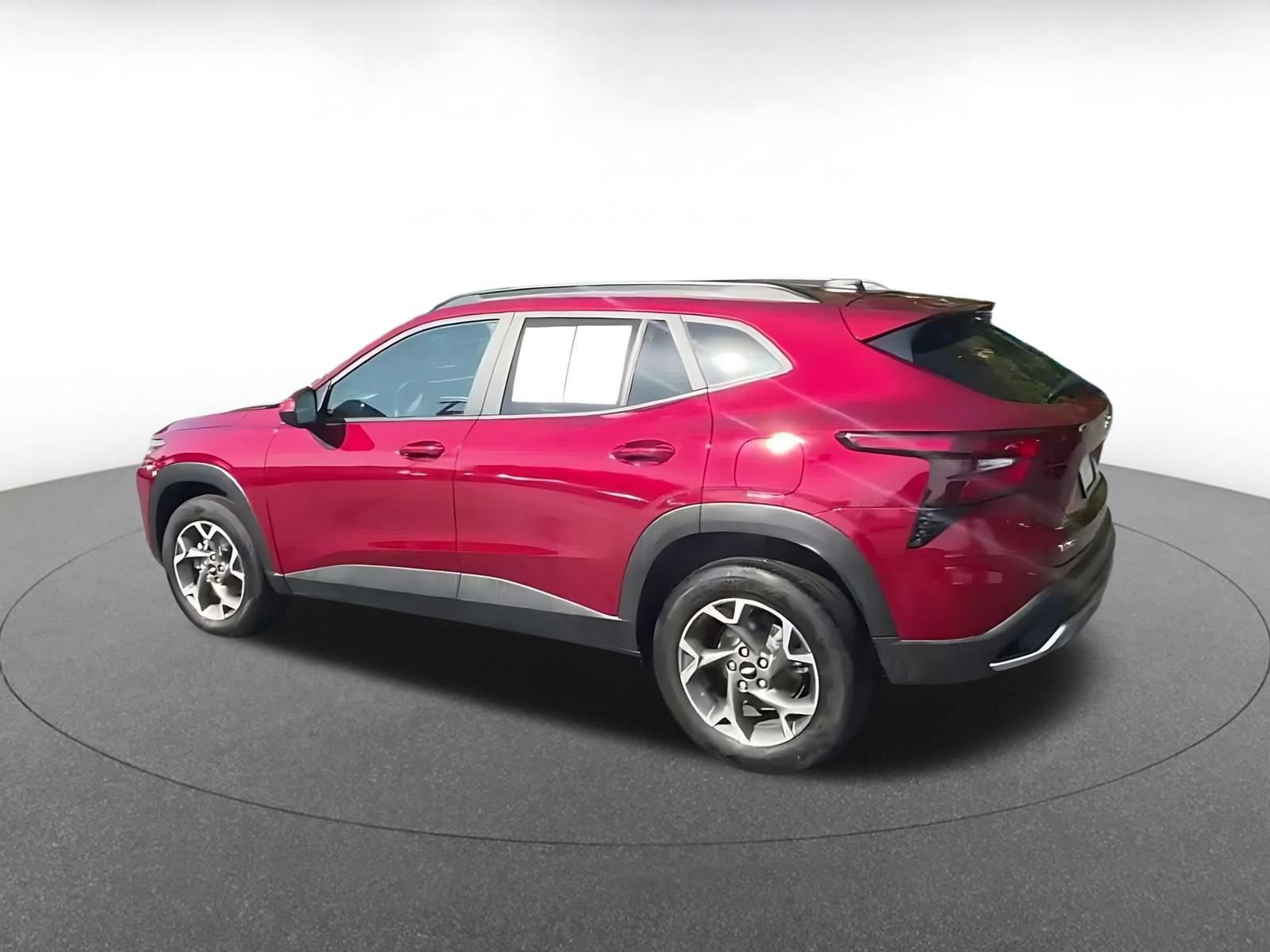 Used 2025 Chevrolet Trax LT FWD image 8