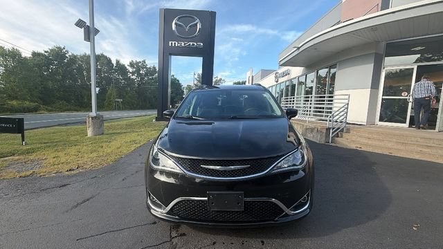 Used 2017 Chrysler Pacifica Touring-L w/ Tire & Wheel Group FWD image 2