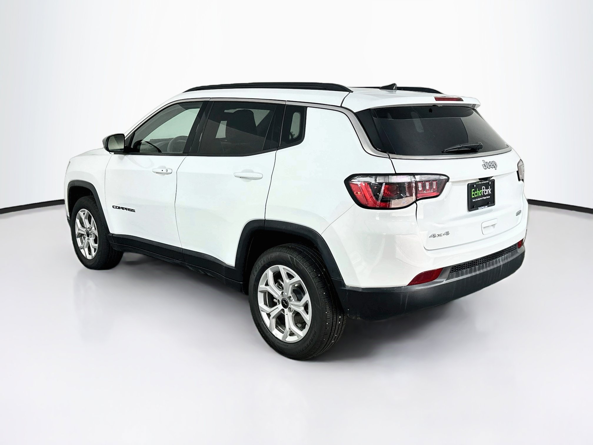 Used 2025 Jeep Compass Latitude w/ Sun & Sound Group AWD/4WD image 5