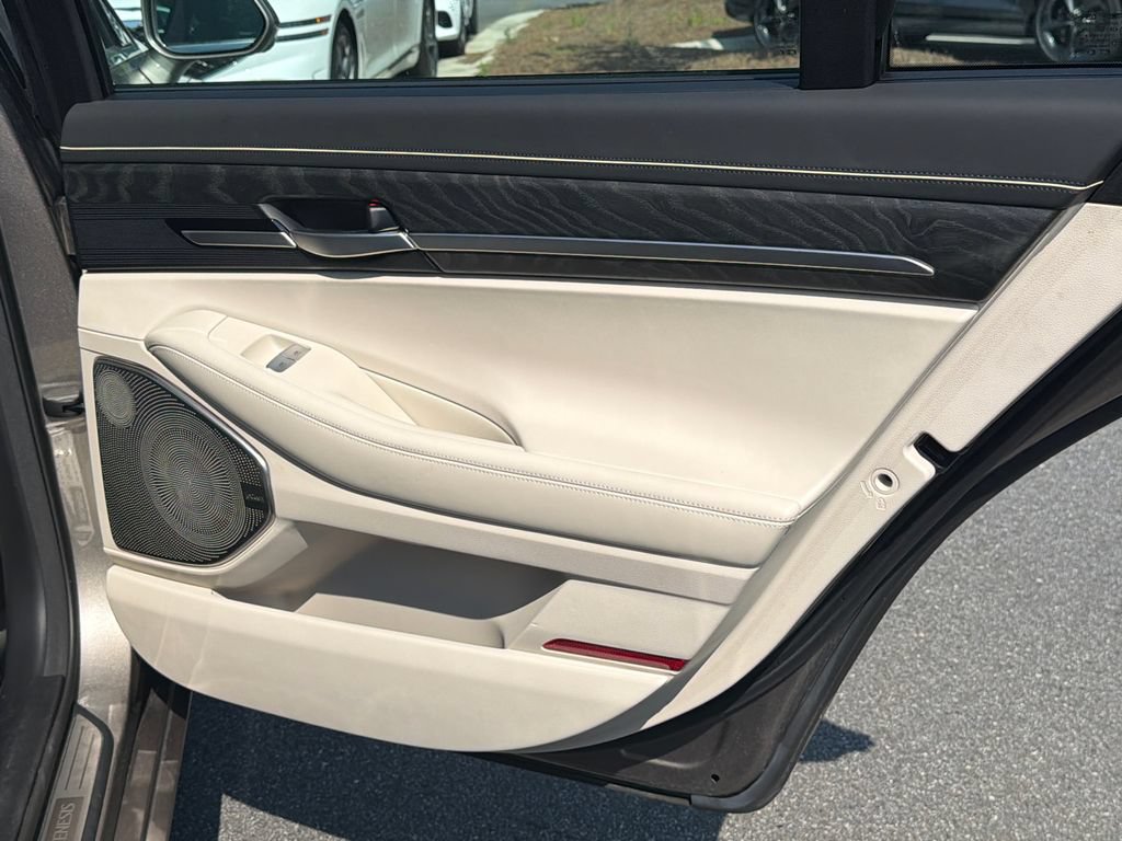 Used 2022 Genesis G90 3.3T Premium RWD image 18