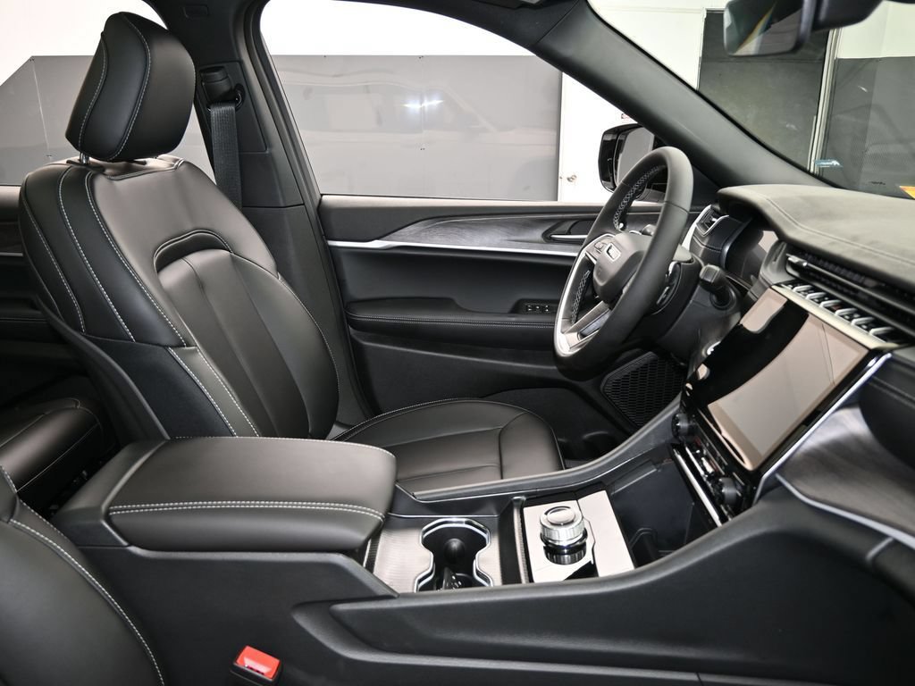 Used 2025 Jeep Grand Cherokee L Limited RWD image 41