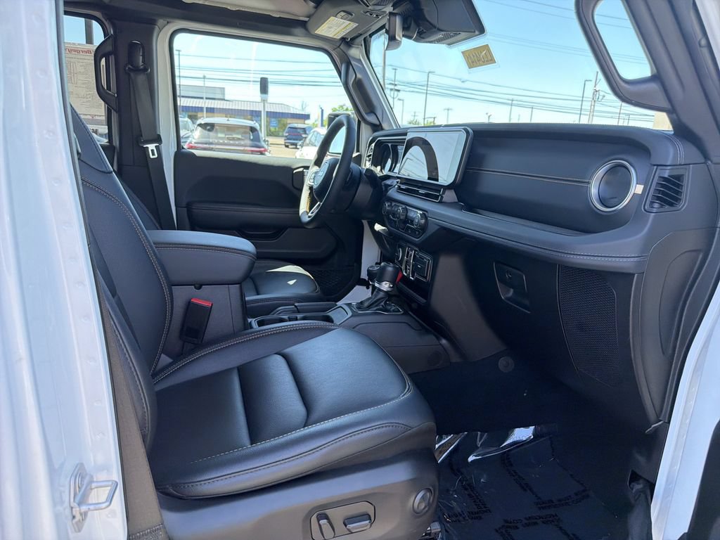 Used 2024 Jeep Wrangler Unlimited Sahara w/ Technology Group AWD/4WD image 16