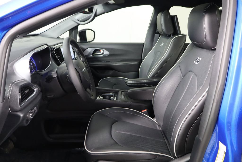 New 2026 Chrysler Pacifica Limited w/ Uconnect Theater Family Group image 14