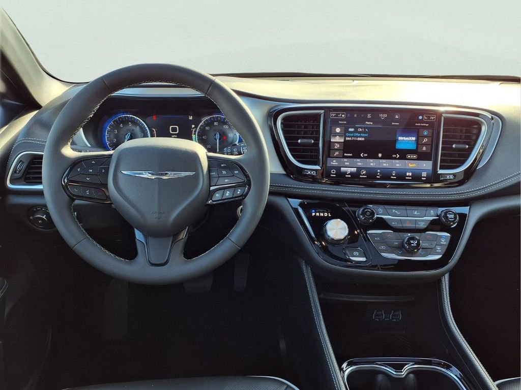 Used 2025 Chrysler Pacifica Limited FWD image 4