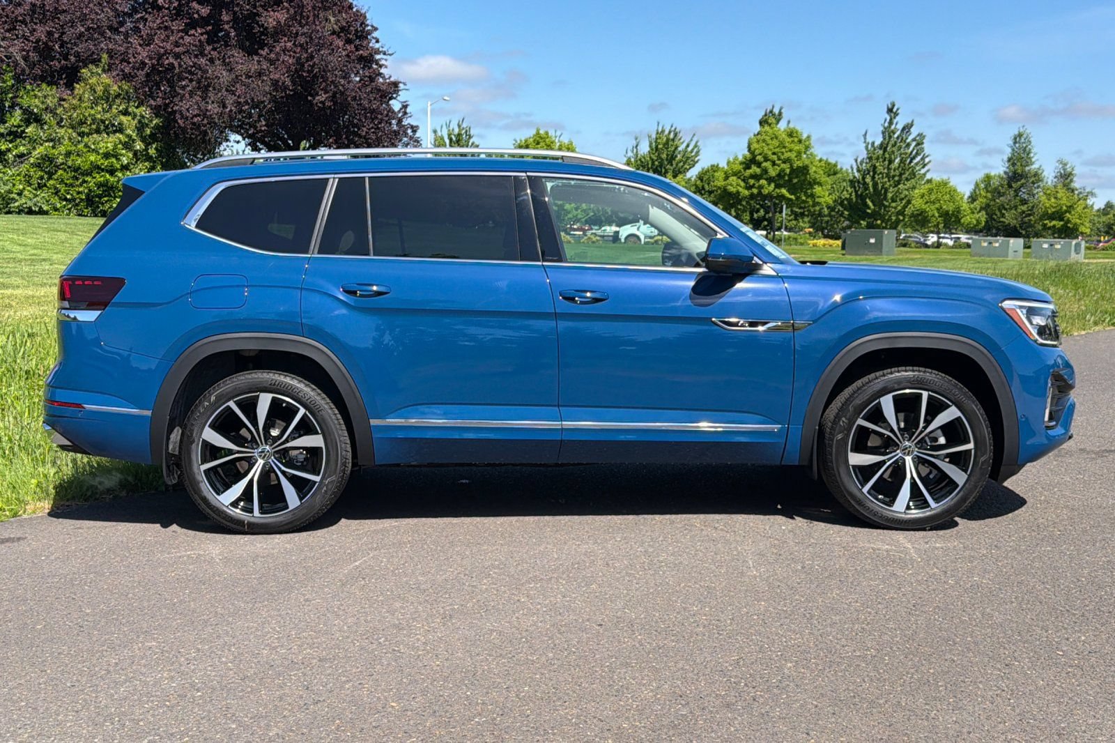 New 2026 Volkswagen Atlas SEL Premium R-Line AWD/4WD image 2
