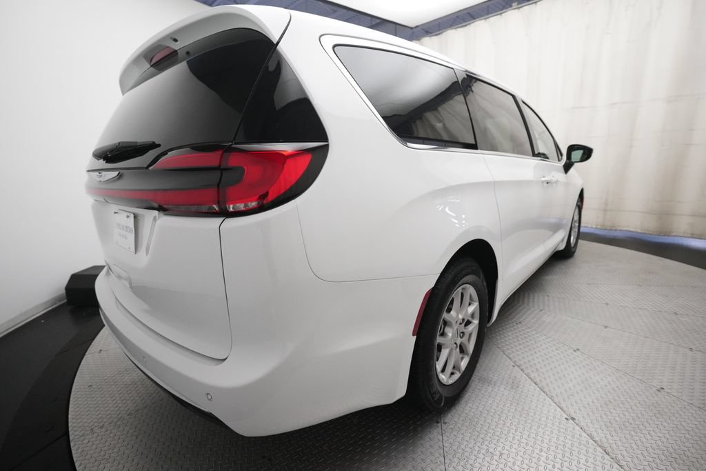 Used 2024 Chrysler Pacifica Touring-L FWD image 13