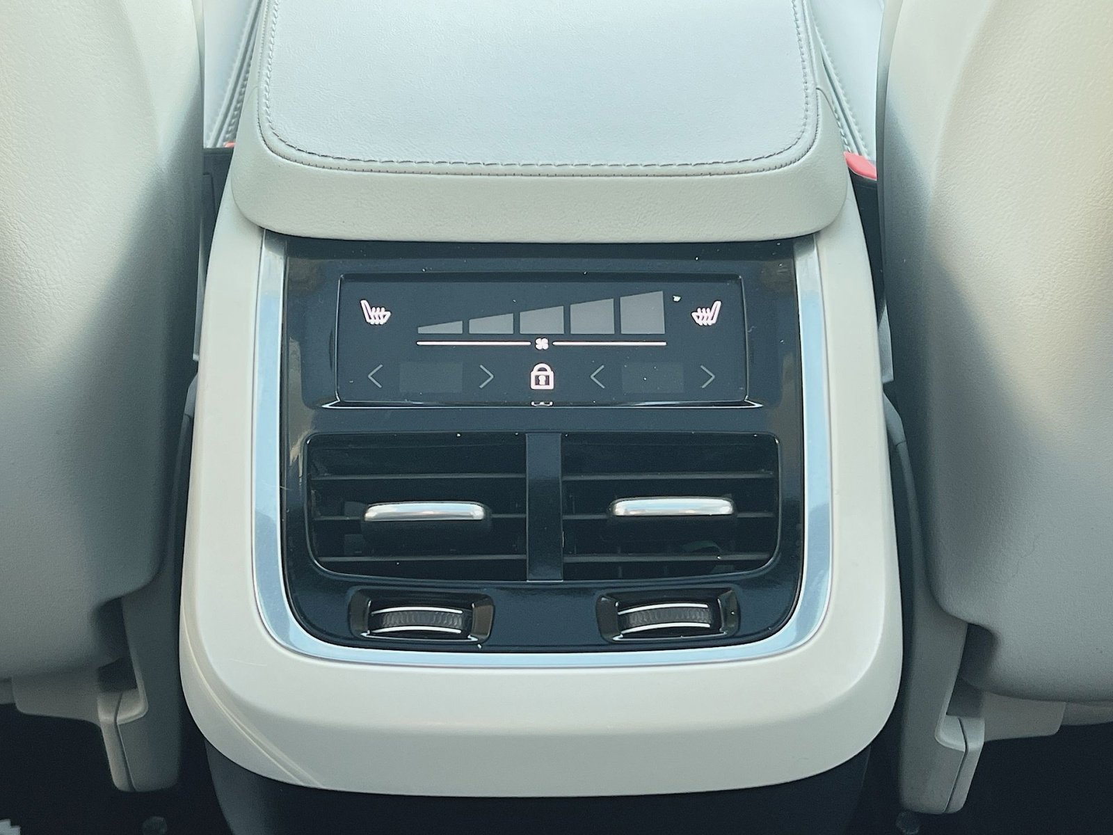 Certified 2023 Volvo XC90 B6 Ultimate w/ Protection Package image 23