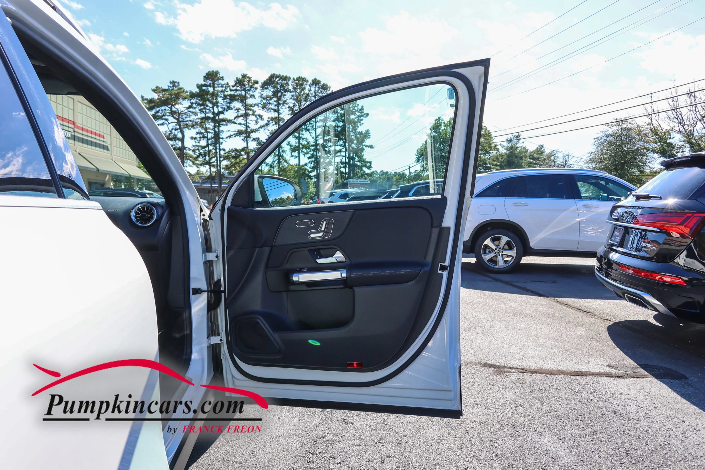 Used 2023 Mercedes-Benz GLB 250 4MATIC w/ Premium Package image 23