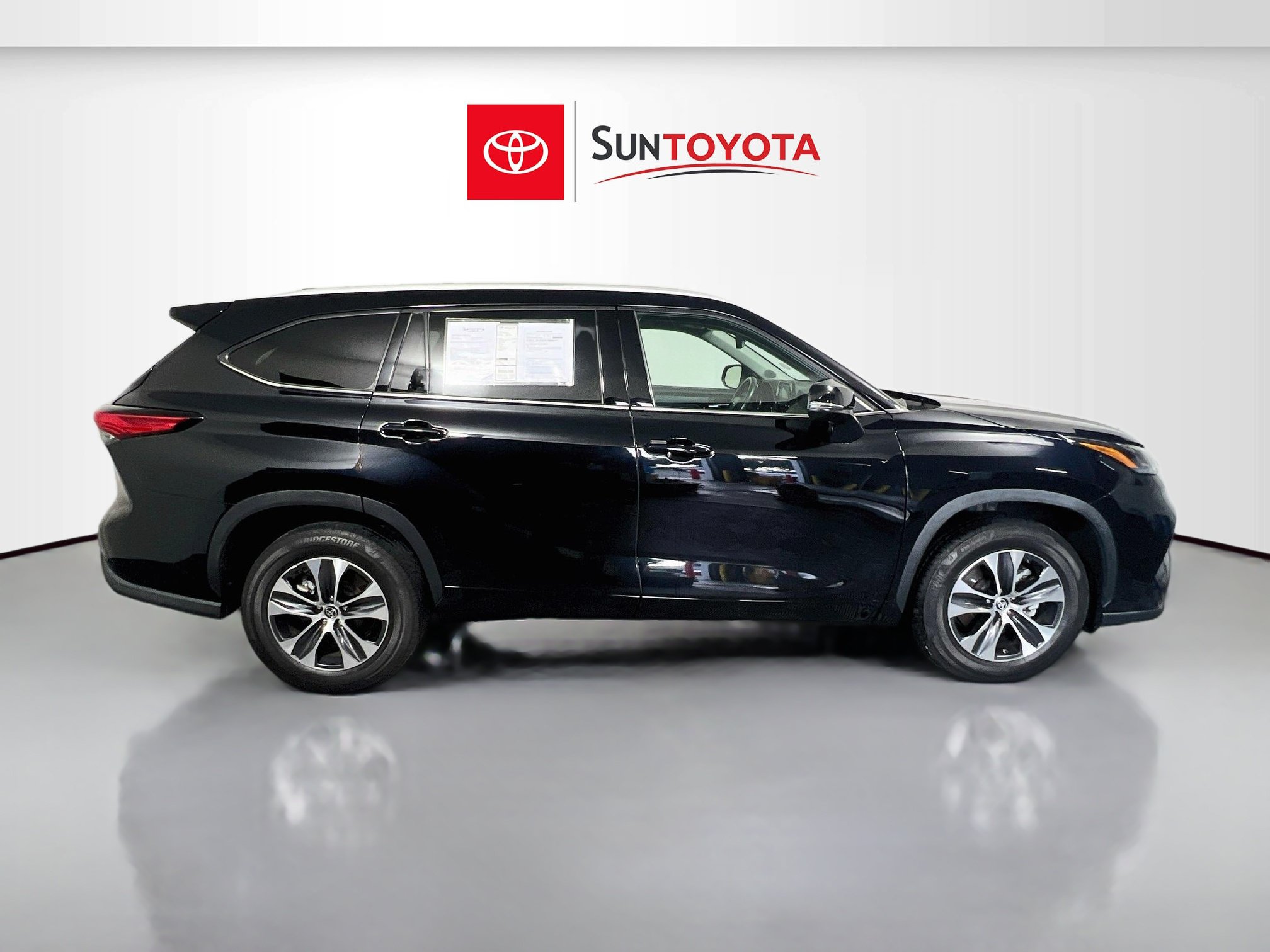 Used 2022 Toyota Highlander XLE FWD image 2