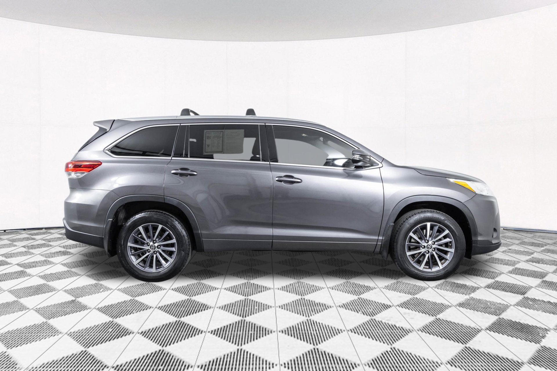 Used 2018 Toyota Highlander XLE AWD/4WD image 22