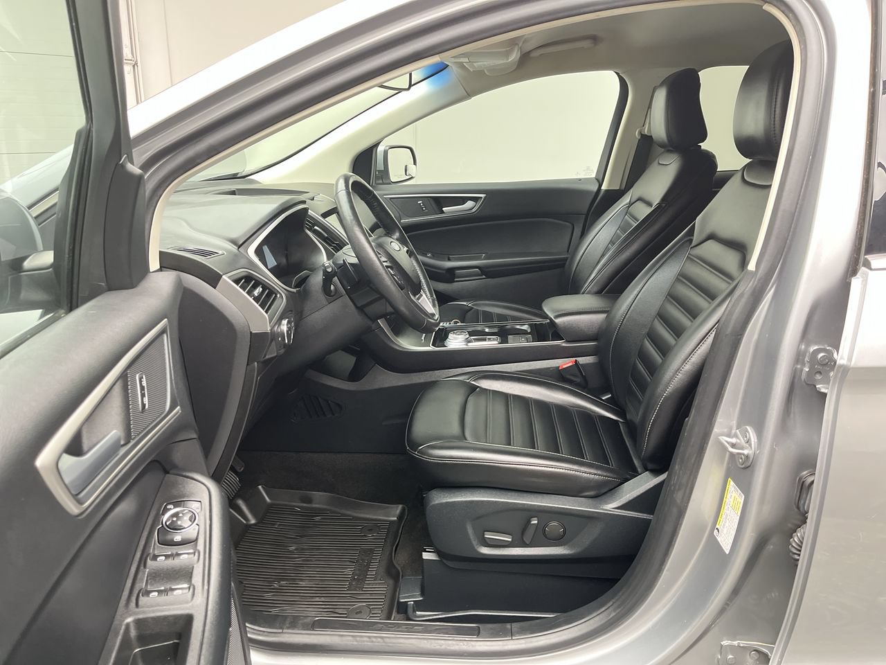 Used 2020 Ford Edge SEL w/ Convenience Package AWD/4WD image 3