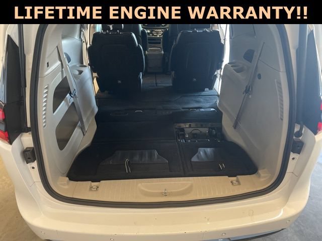 Used 2024 Chrysler Pacifica Touring-L FWD image 32