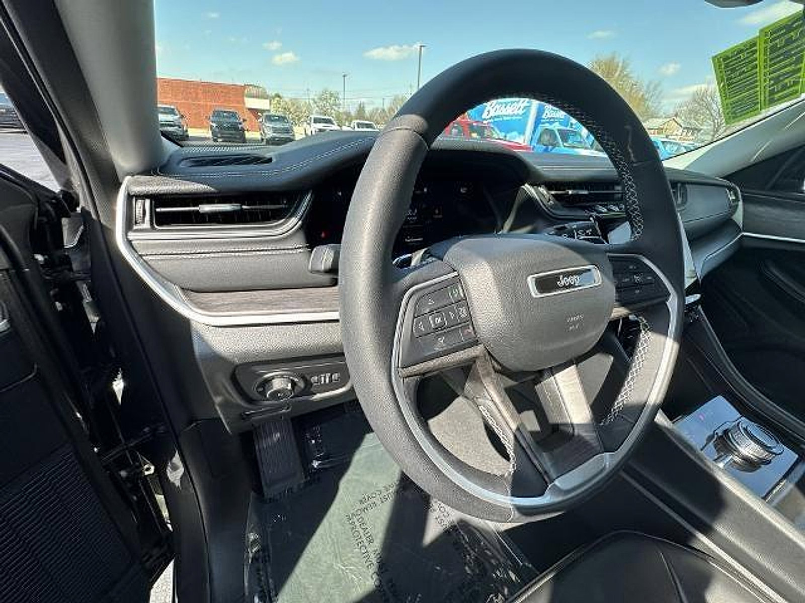 Used 2024 Jeep Grand Cherokee Limited AWD/4WD image 15