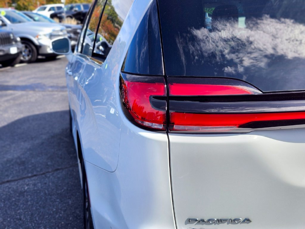 Used 2021 Chrysler Pacifica Touring-L w/ Uconnect Theater Family Group FWD image 9