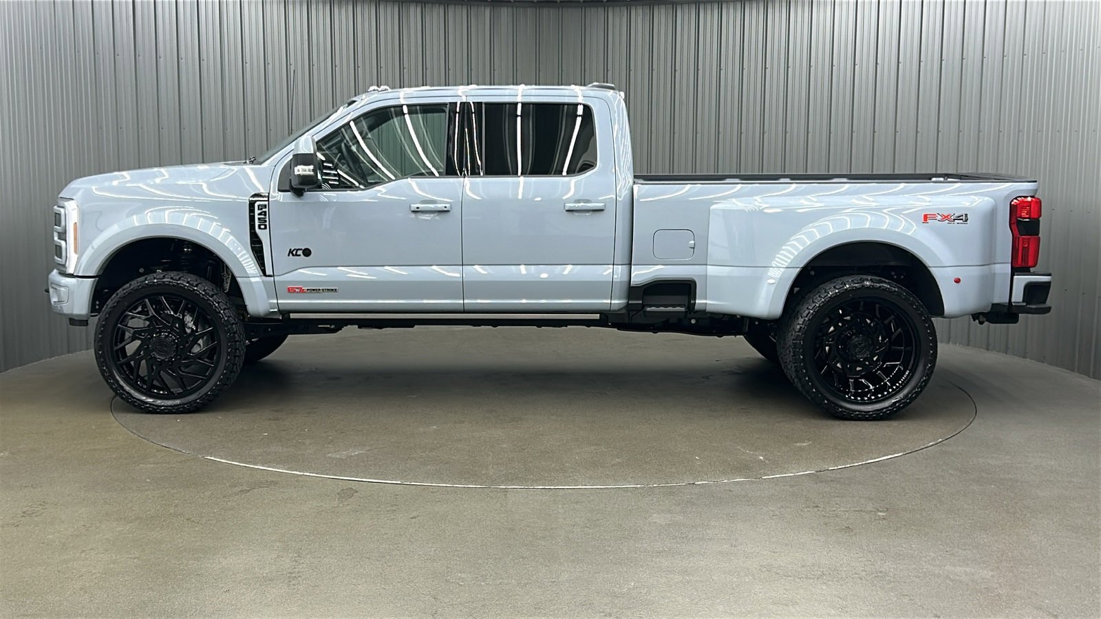 Used 2025 Ford F450 Platinum w/ FX4 Off-Road Package image 2