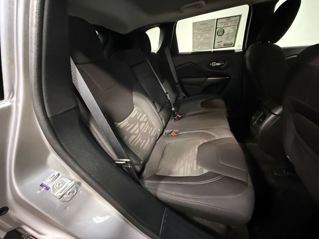 Used 2019 Jeep Cherokee Latitude w/ Comfort & Convenience Group AWD/4WD image 14