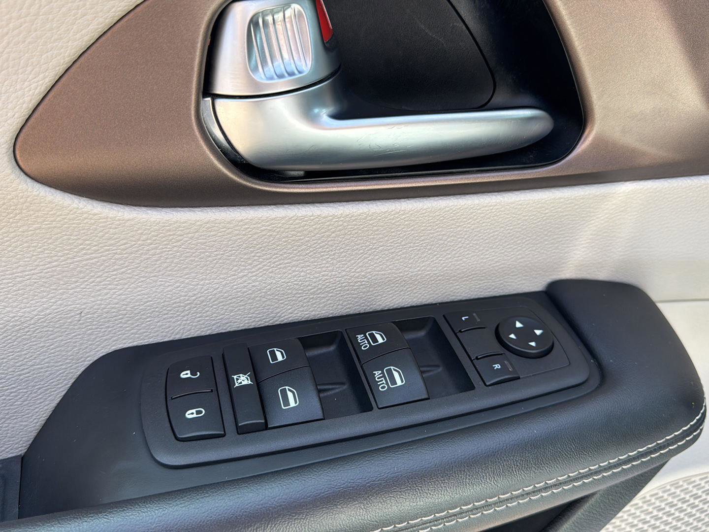 Used 2023 Chrysler Voyager LX image 12