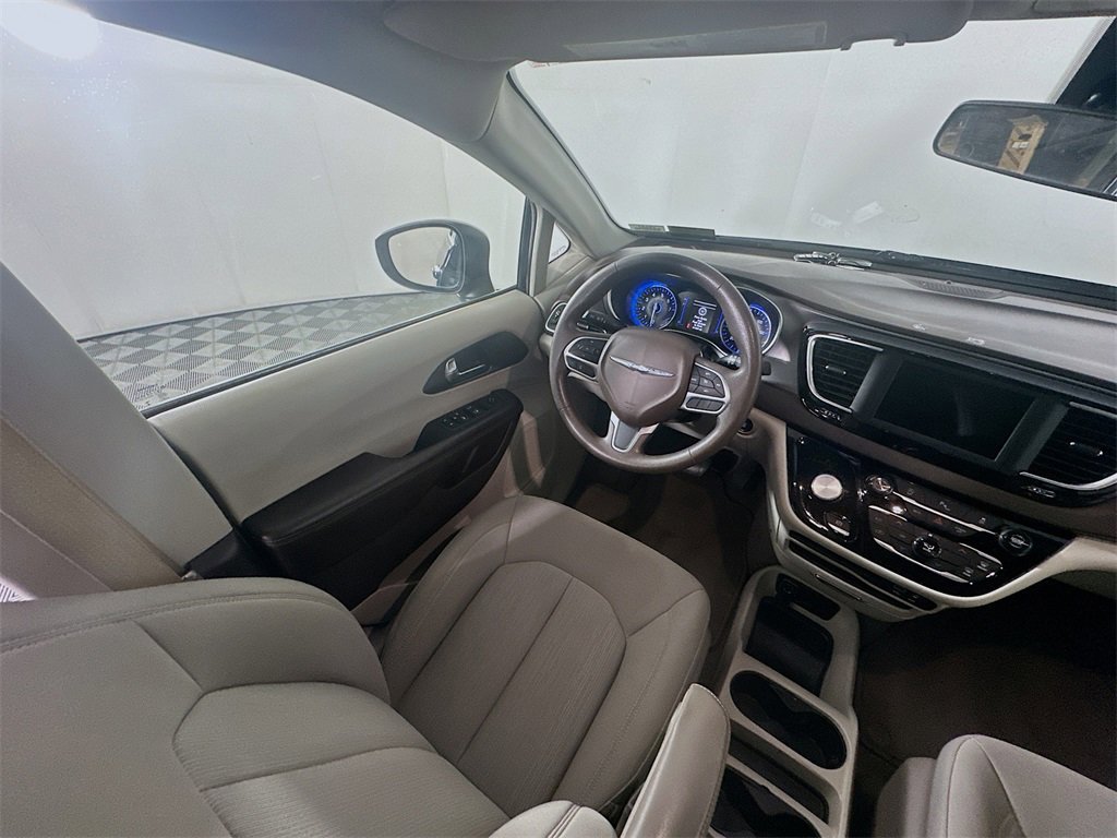 Used 2020 Chrysler Voyager LX image 9
