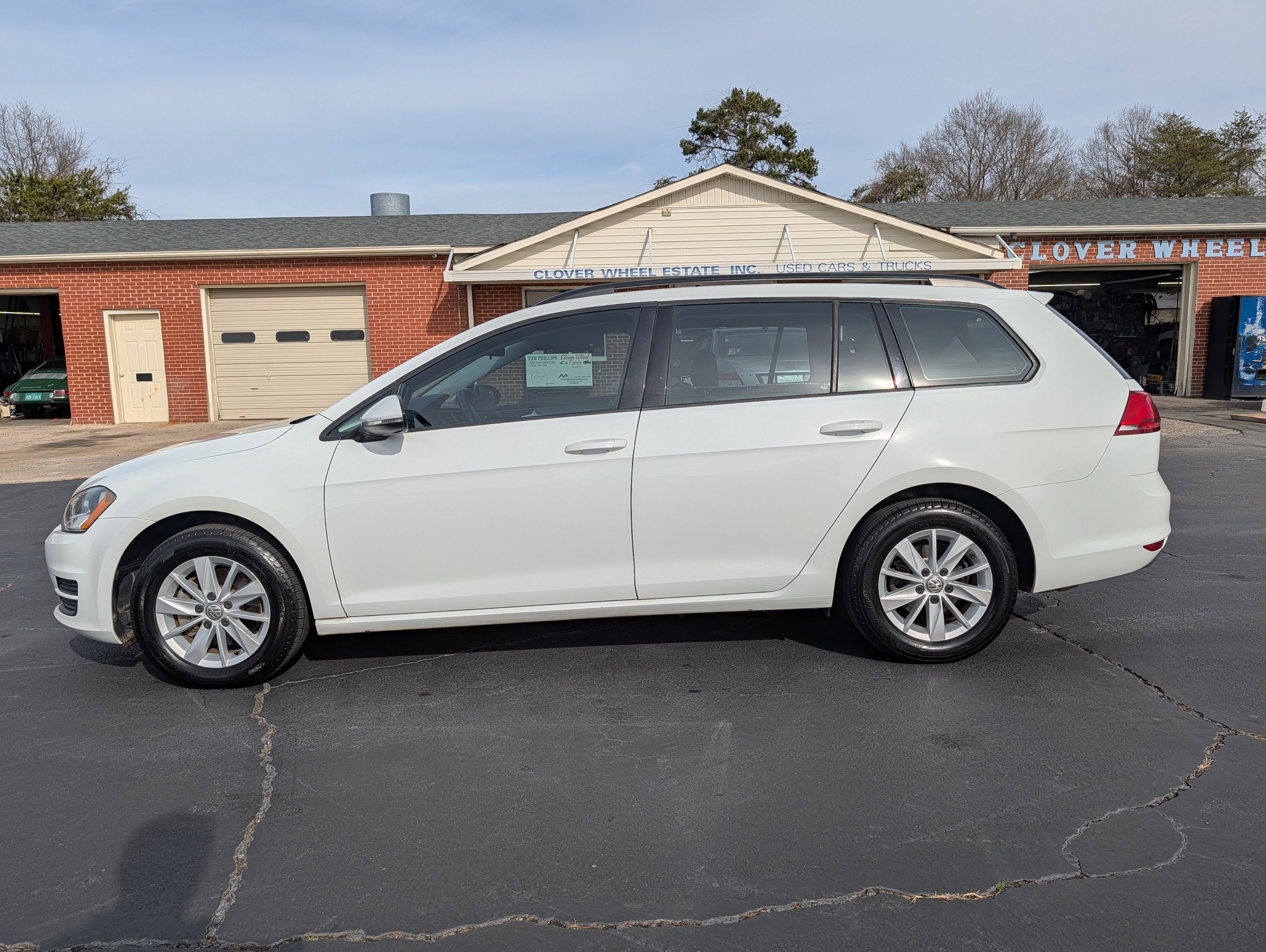 Used 2017 Volkswagen Golf S image 9