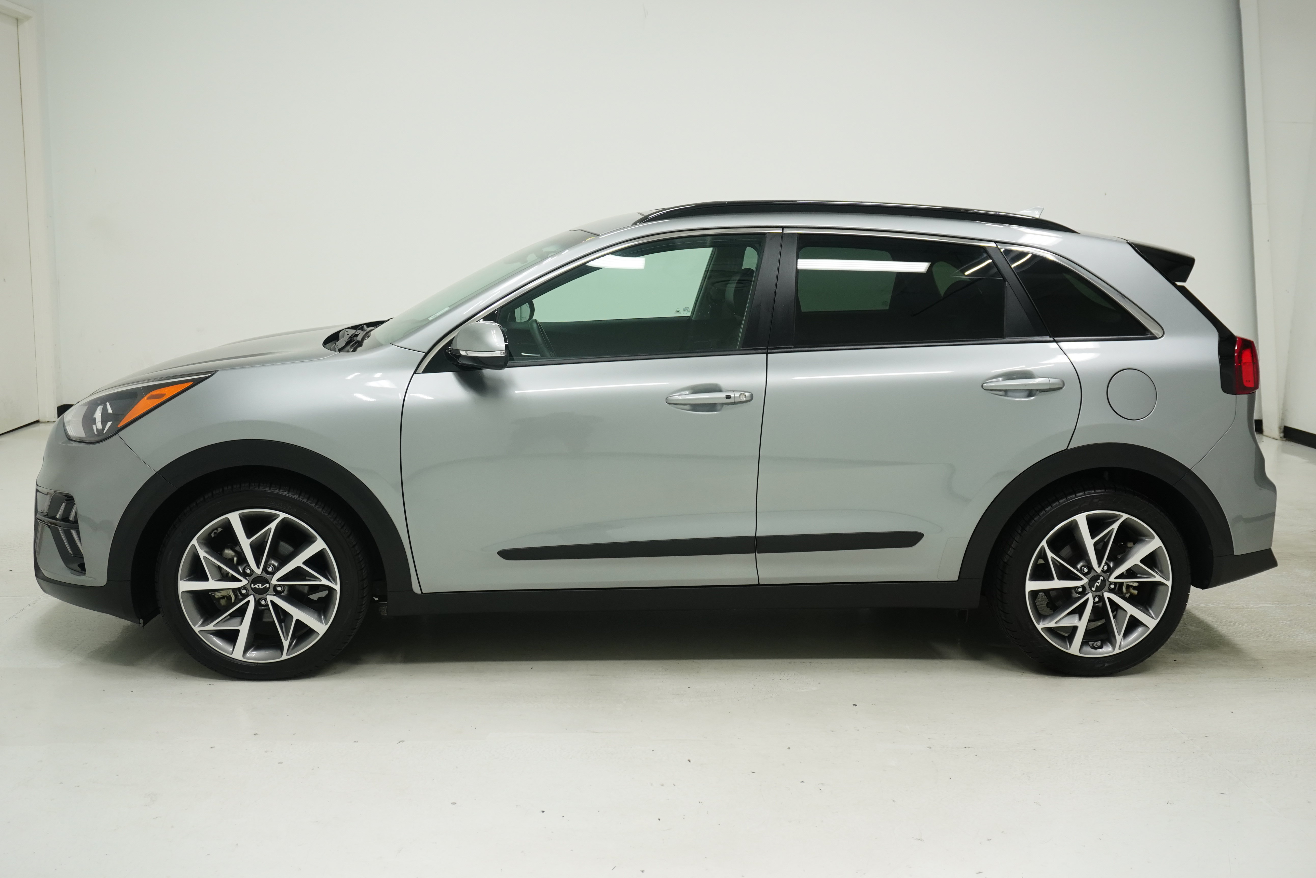 Used 2022 Kia Niro Touring Special Edition FWD image 7
