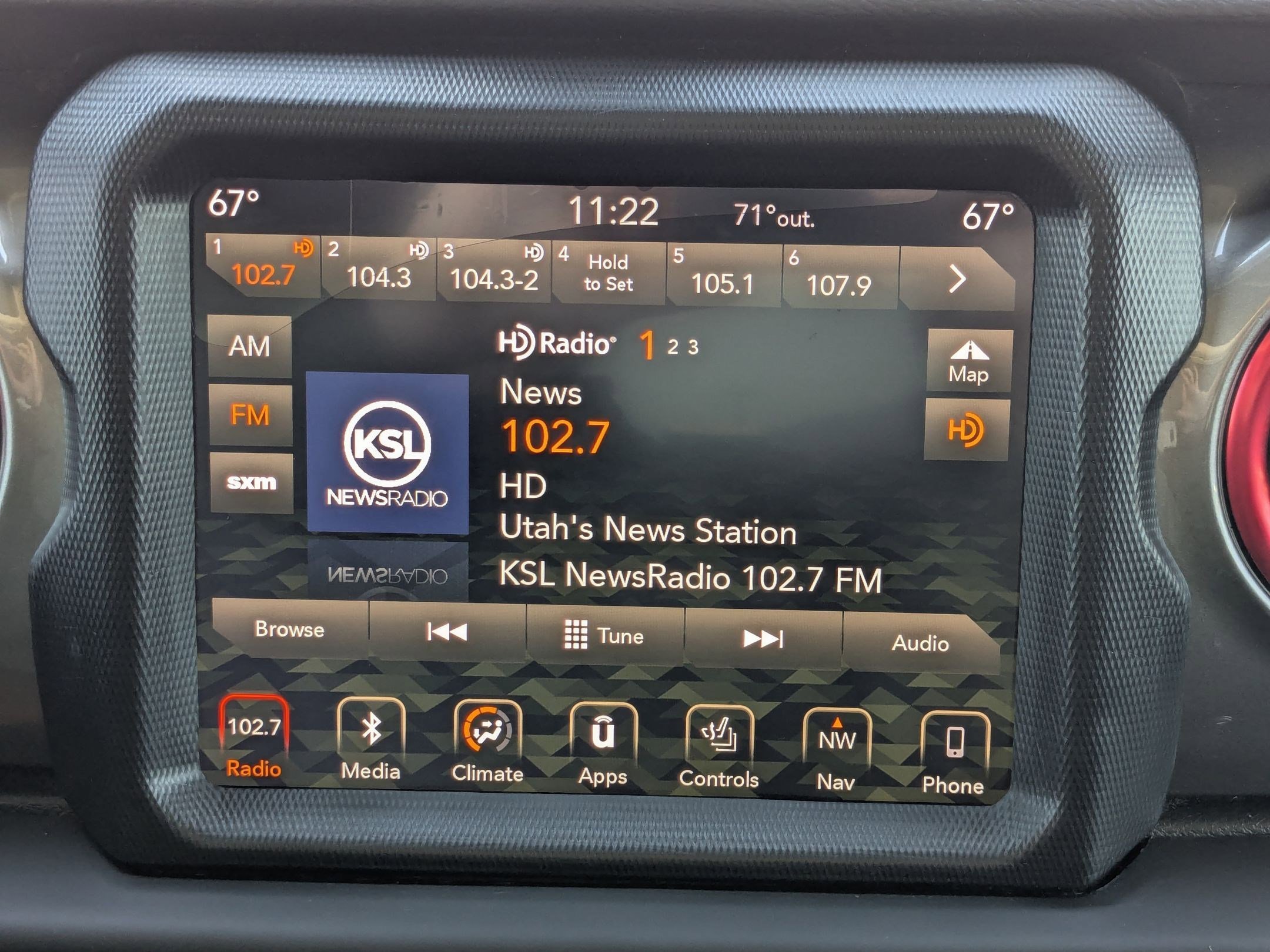 Used 2018 Jeep Wrangler Unlimited Sahara w/ Uconnect 4C Nav & Sound Group image 18