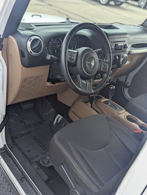 Used 2016 Jeep Wrangler Unlimited Sahara w/ Connectivity Group image 9