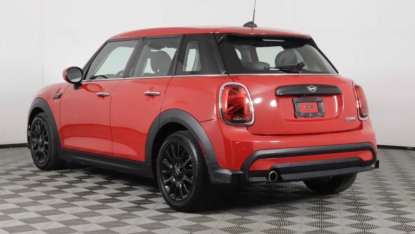 Used 2024 MINI Cooper 4-Door Hardtop FWD image 5