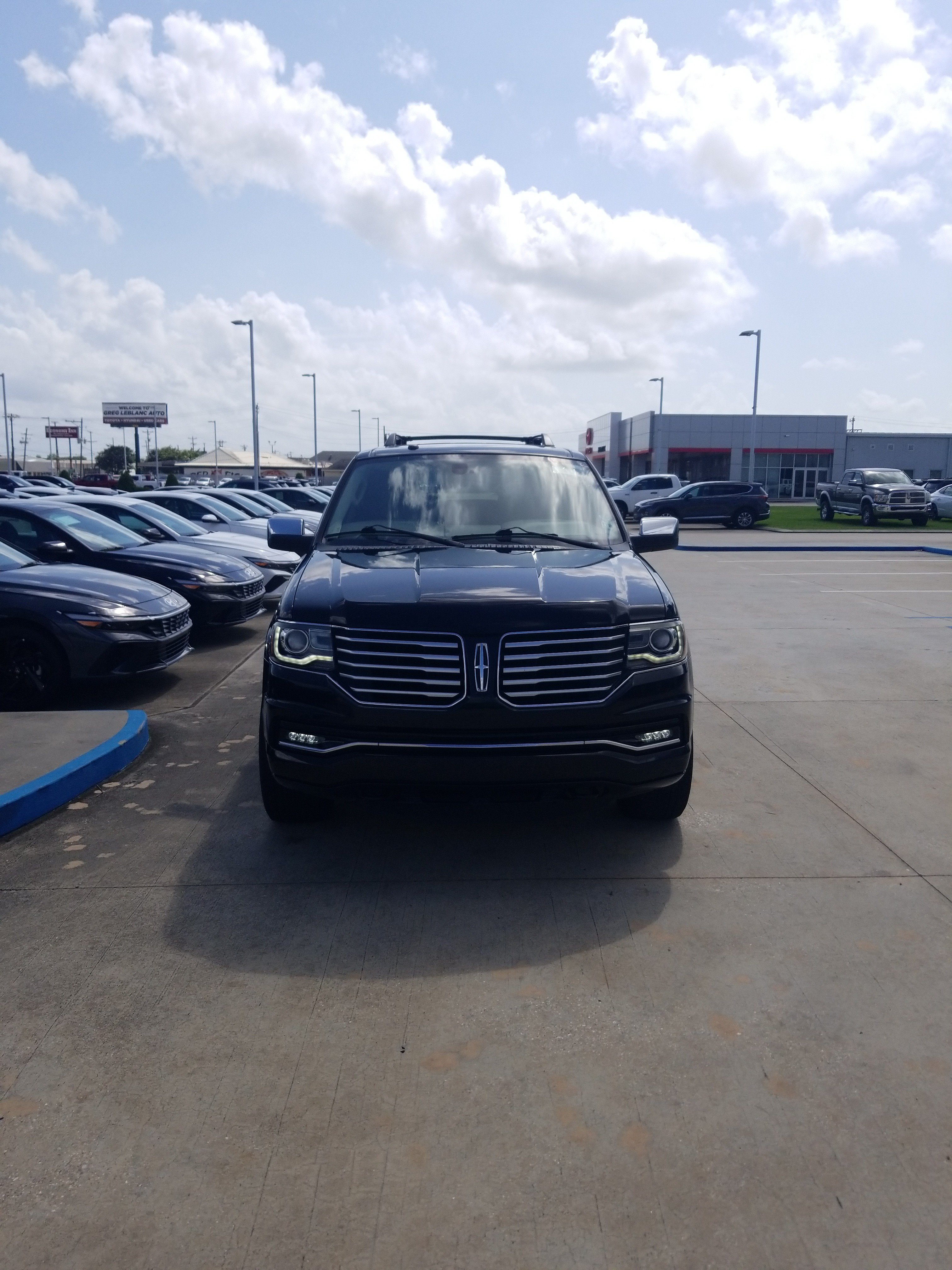 Used 2017 Lincoln Navigator Select RWD image 2