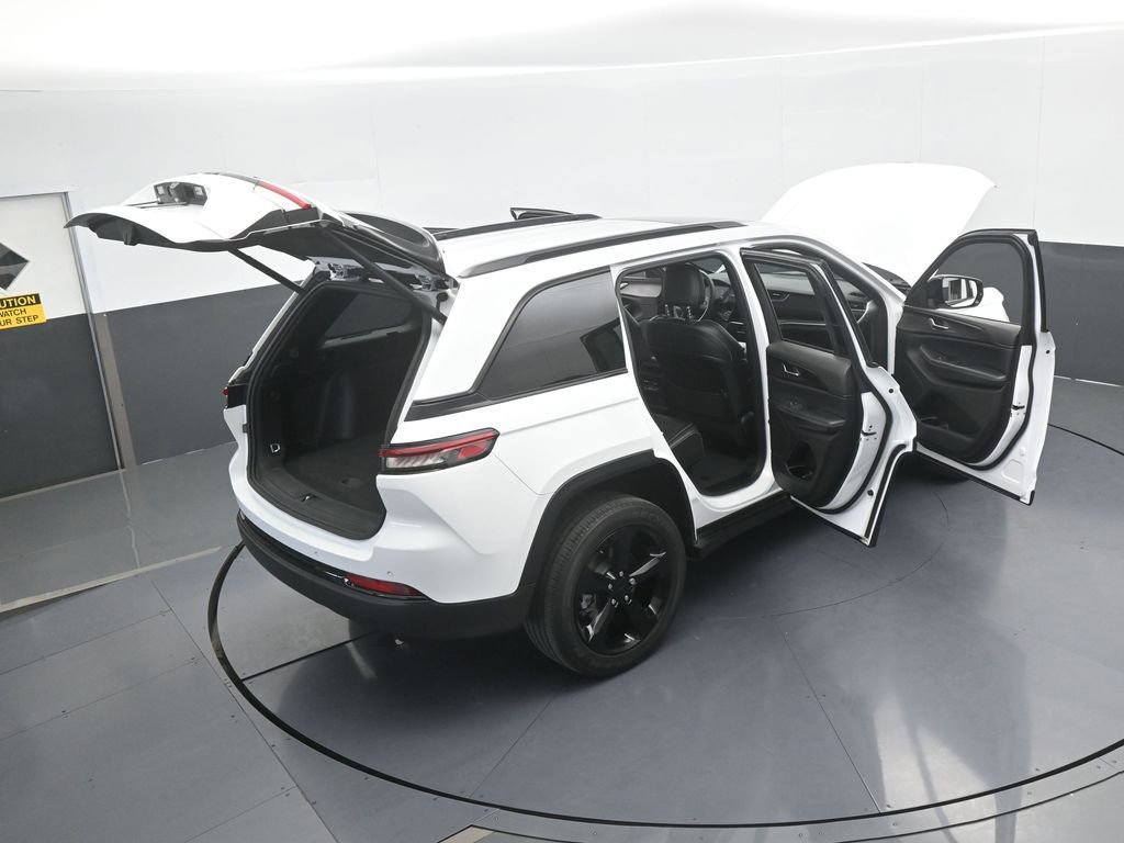 Used 2023 Jeep Grand Cherokee Altitude image 32