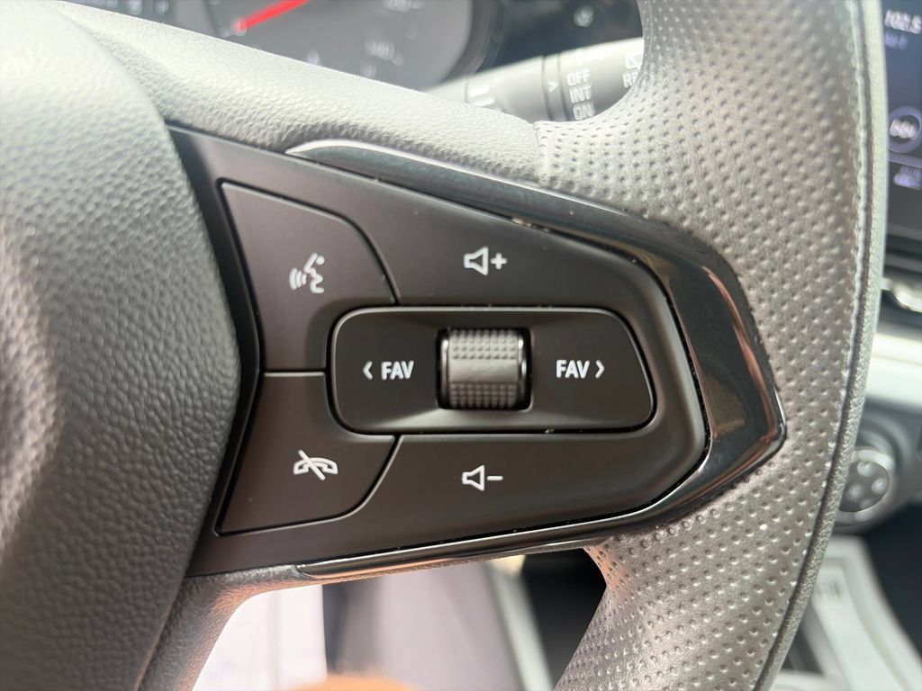 Used 2025 Chevrolet Trax LS w/ LS Convenience Package FWD image 34
