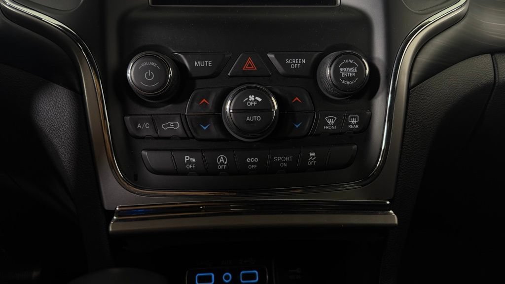 Used 2021 Jeep Grand Cherokee Laredo AWD/4WD image 23