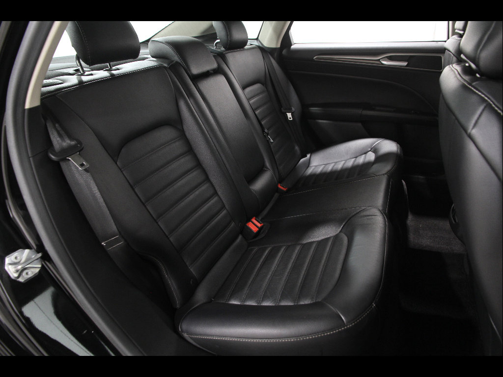 Used 2017 Ford Fusion SE w/ Fusion SE Technology Package FWD image 19