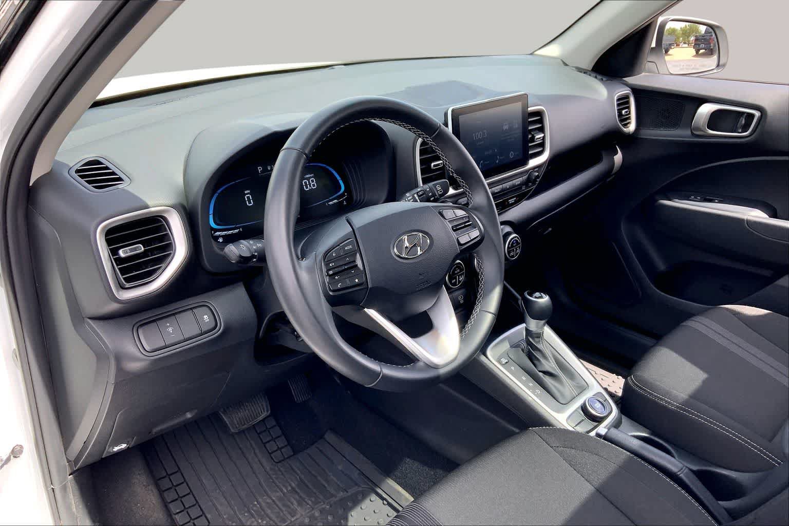 Used 2025 Hyundai Venue SEL FWD image 18
