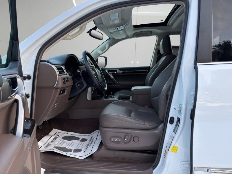 Used 2017 Lexus GX 460 image 9