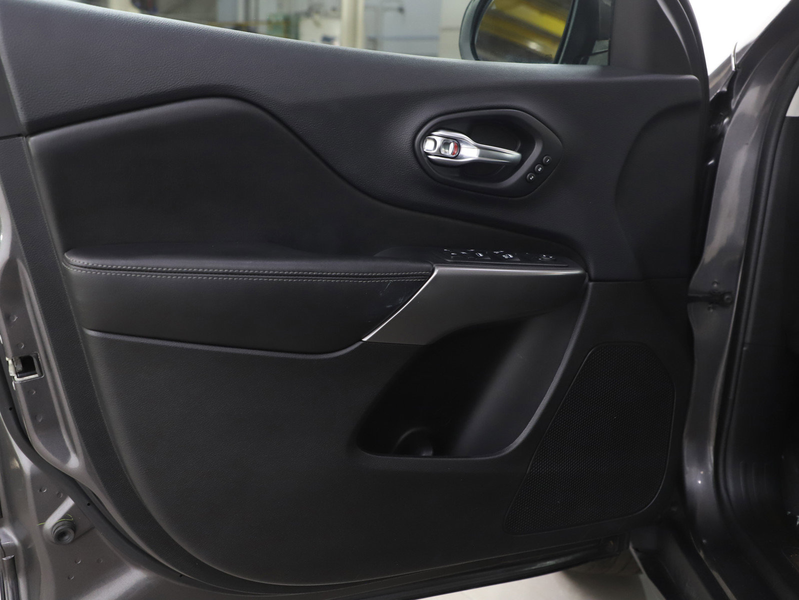 Used 2019 Jeep Cherokee Limited image 19