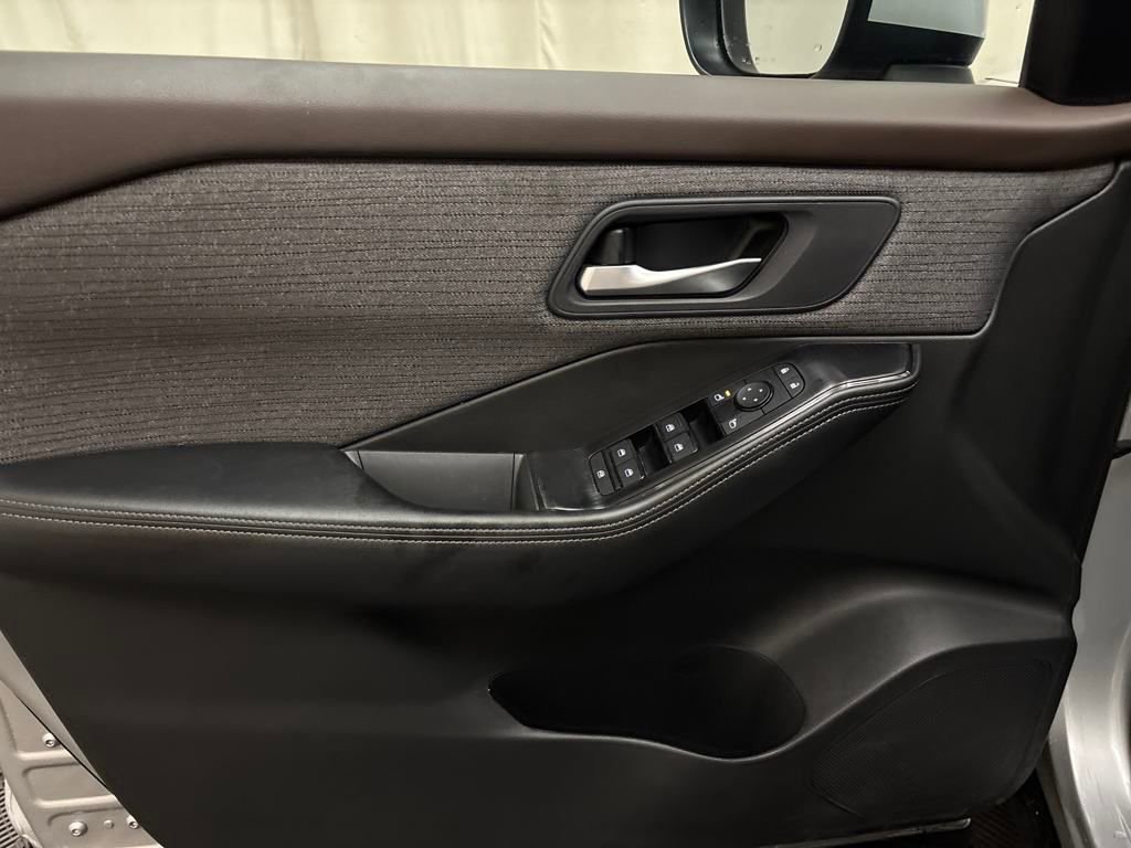 Used 2023 Nissan Rogue SV image 10