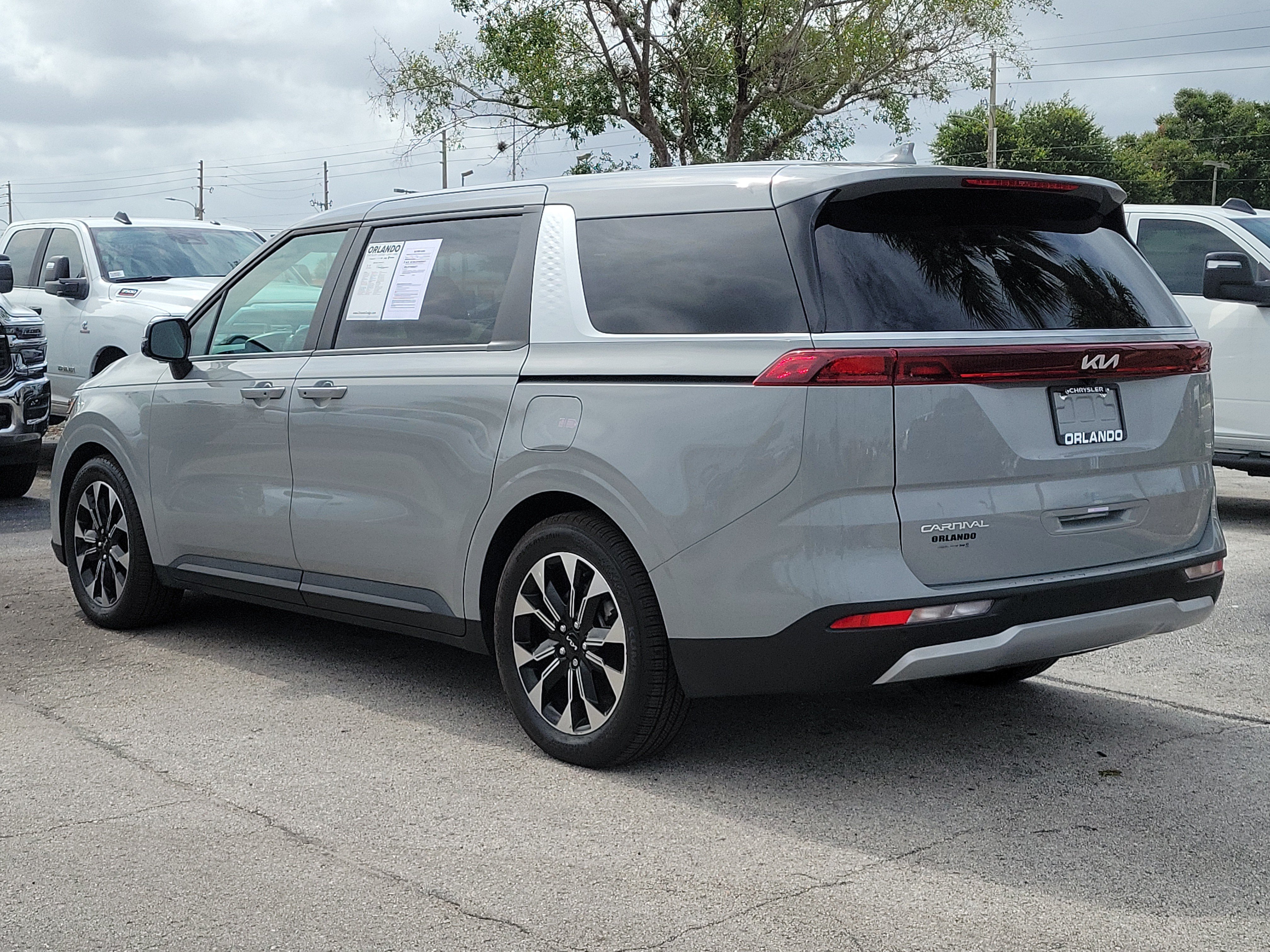 Used 2024 Kia Carnival EX FWD image 5