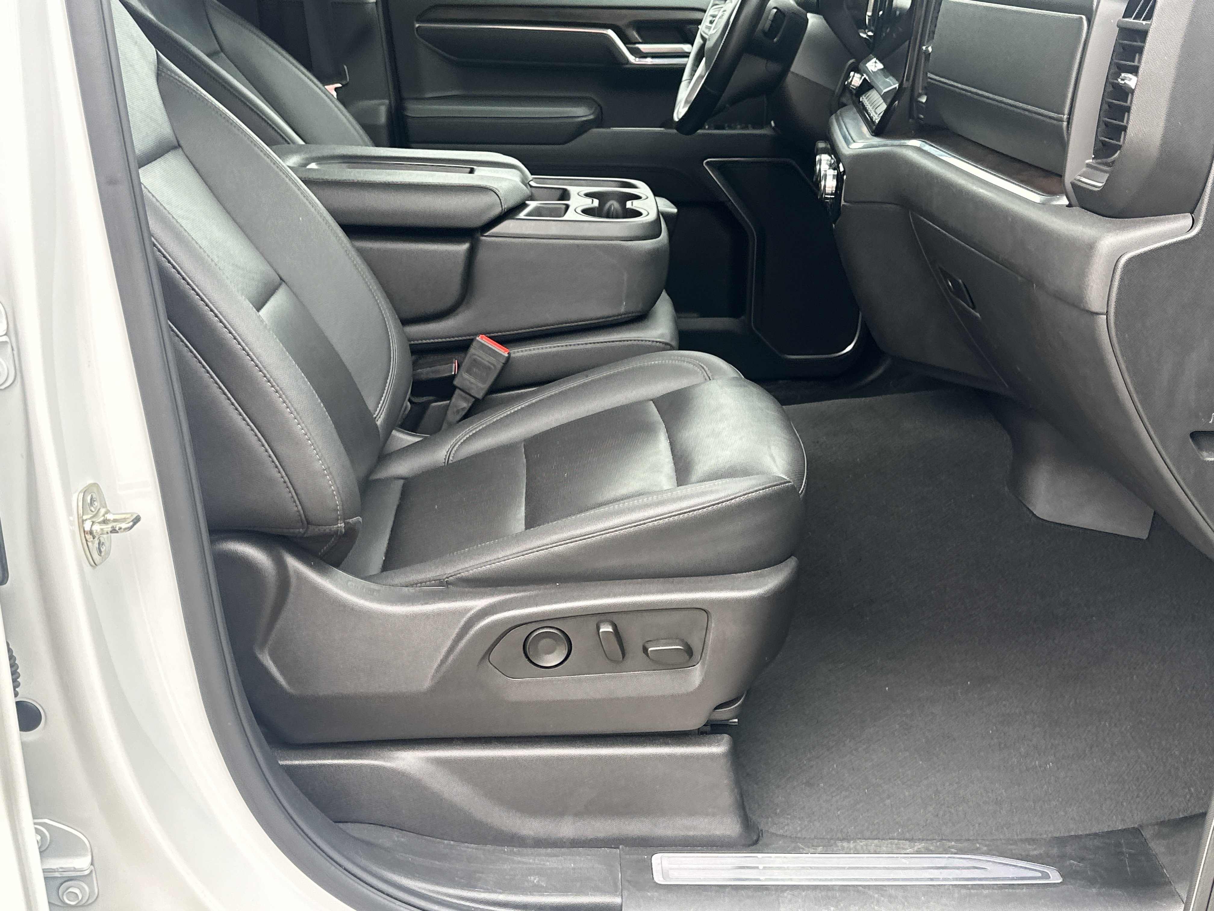 Used 2025 GMC Sierra 1500 SLT AWD/4WD image 13