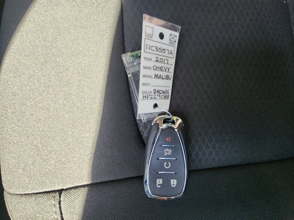 Used 2017 Chevrolet Malibu LT FWD image 33