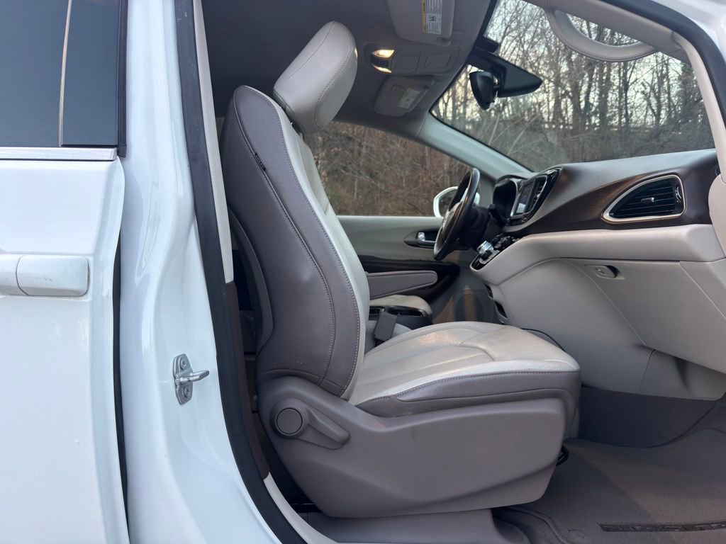 Used 2018 Chrysler Pacifica Touring-L FWD image 28