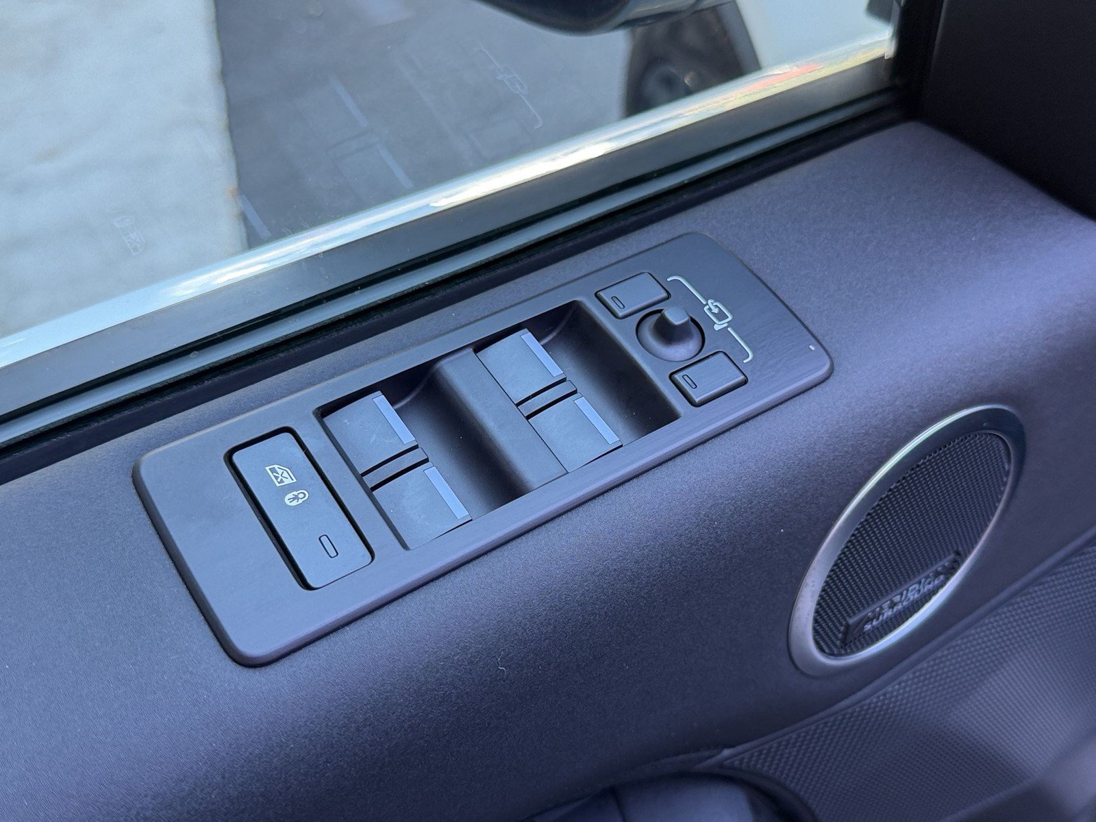 Certified 2025 Land Rover Discovery S AWD/4WD image 15