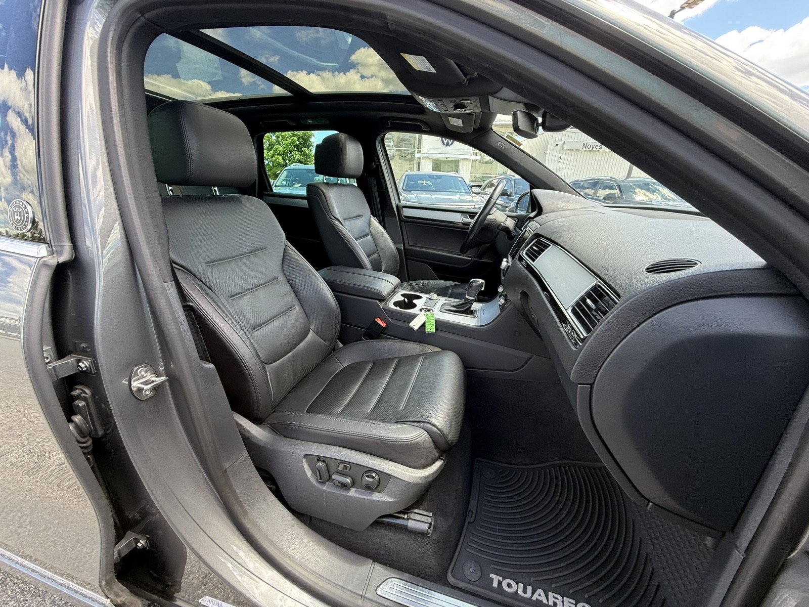 Used 2017 Volkswagen Touareg Wolfsburg Edition AWD/4WD image 22