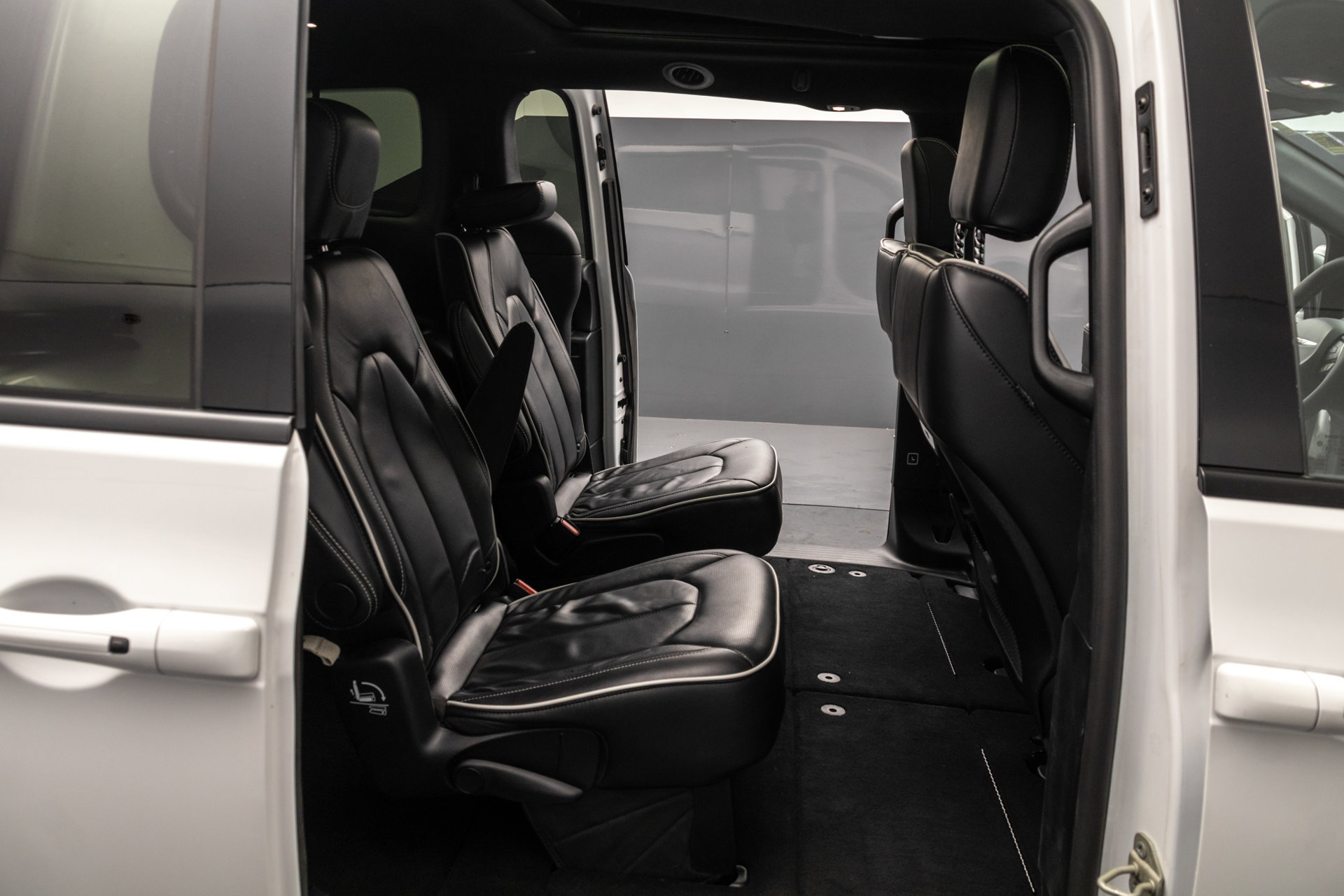 Used 2025 Chrysler Pacifica Limited FWD image 34